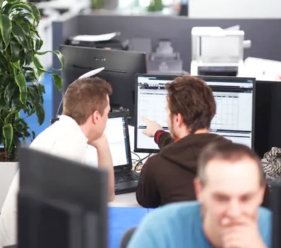 Ingénieurs du bureau d’études InTest échangeant devant un écran