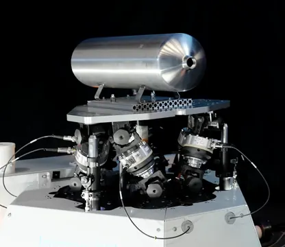 Hexapode d’une balance Inertron 200, un réservoir fixé sur son plateau